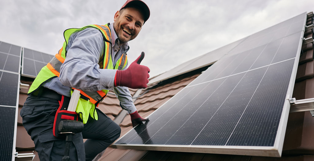 Propriétaire examine sa toiture pour évaluer le potentiel photovoltaïque