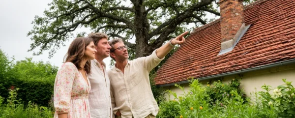 Technicien et propriétaire analysent l'ombrage solaire sur toiture résidentielle