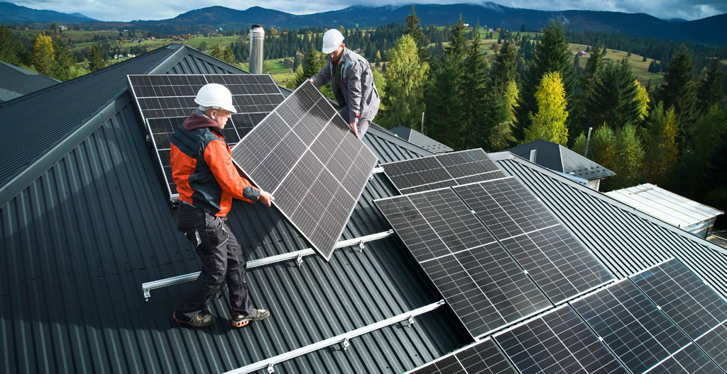 Illustration isométrique montrant une maison avant et après installation solaire avec réduction visible de la dépendance au réseau électrique